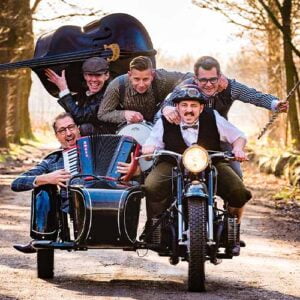 Pater Moeskroen boeken? - ArtiestBoeker.nl